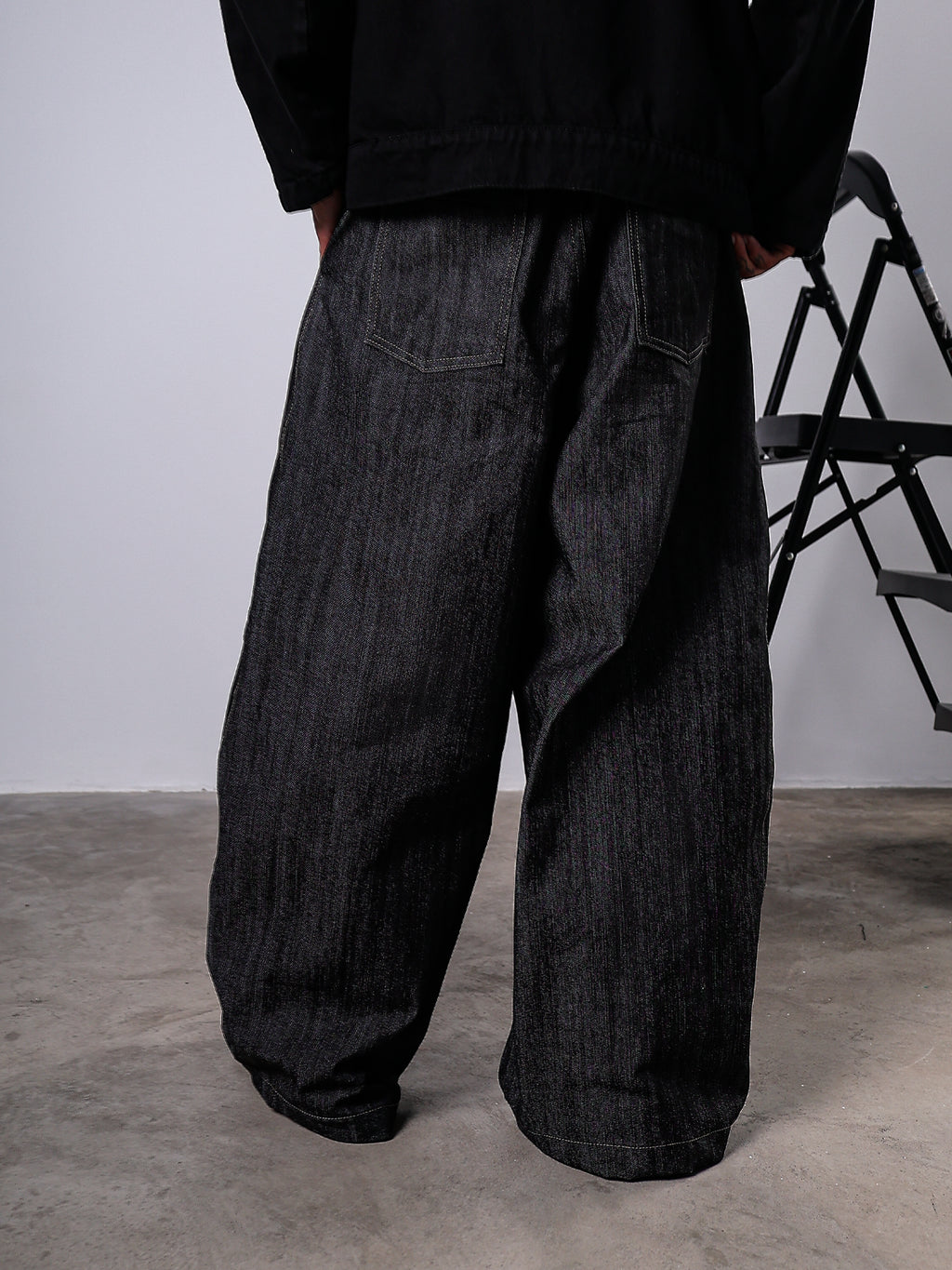 LOOSE RAW DENIM