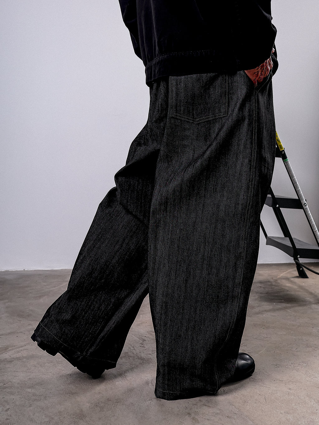 LOOSE RAW DENIM