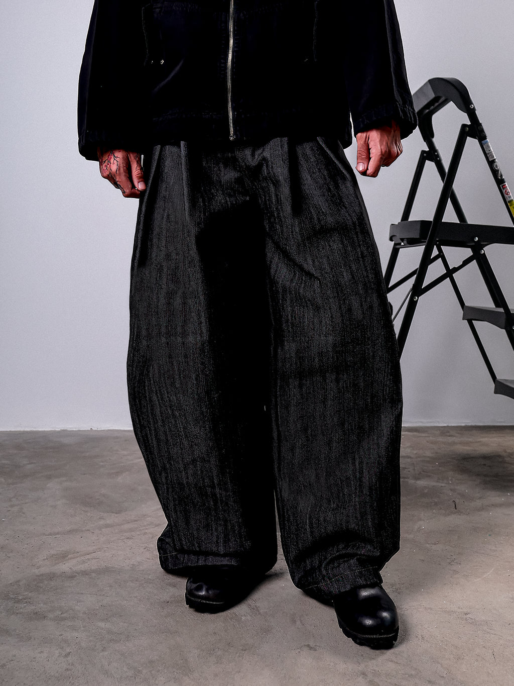 LOOSE RAW DENIM