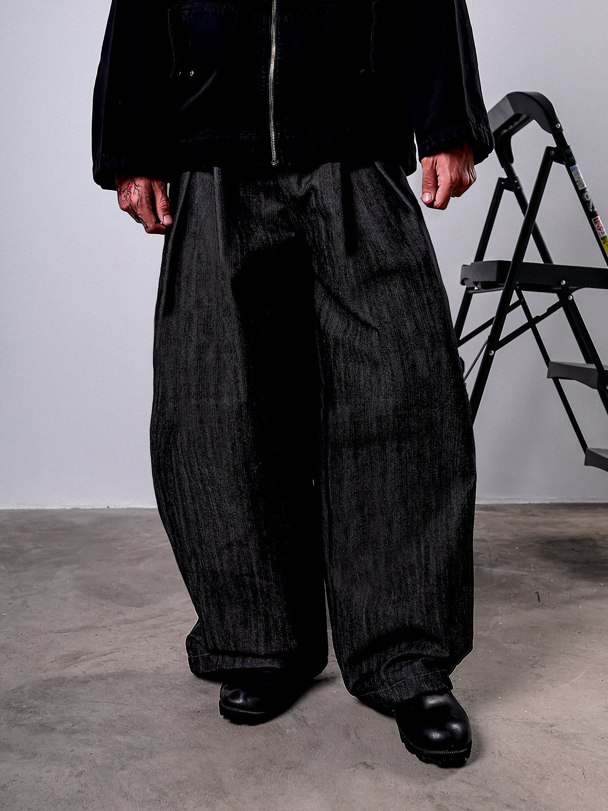 LOOSE RAW DENIM