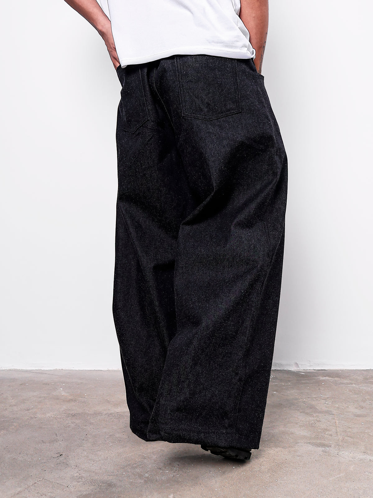 NOIR RAW DENIM